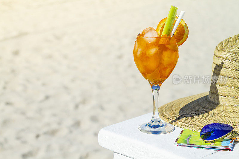 在一个阳光明媚的日子里，美国南佛罗里达迈阿密海滩最有名的海滩，在大西洋前的Ocean Drive提供美味可口的酒精鸡尾酒。
